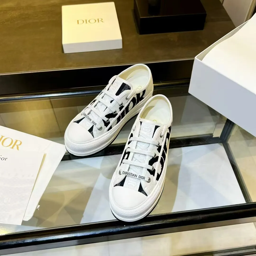👟👟Ex-factory price 520👟👟 Dior’s 2025 Walk ‘n’ Dior embroidered mid-top casual shoes are new. On the fashion stage, Dior embroidered shoes are the well-deserved protagonist. Delicate stitching is used on the upper, every stitch is devoted to the craftsman's efforts, and every thread is woven with artistic poetry. From complex floral patterns to smart geometric textures, embroidery is like the magic that gives shoes life, allowing them to show dynamic beauty even in static conditions.   Wearing Dior embroidered shoes feels like stepping into a dream world full of art. It is not only a pair of shoes, but also a walking piece of art that perfectly integrates fashion and culture. Whether you are strolling on the bustling city streets or attending important social occasions, Dior embroidered shoes can add unique charm to your style and become the focus of everyone's attention.   Choosing Dior embroidered shoes means choosing a persistent pursuit of quality and a unique understanding of fashion. Let it accompany you through every wonderful moment and leave your own fashion mark.  Material: Sheepskin lining, feet, silk cowhide, size 35-41, heel height 5cm